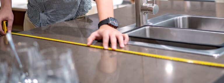 Wie installiere ich eine Steinarbeitsplatte?