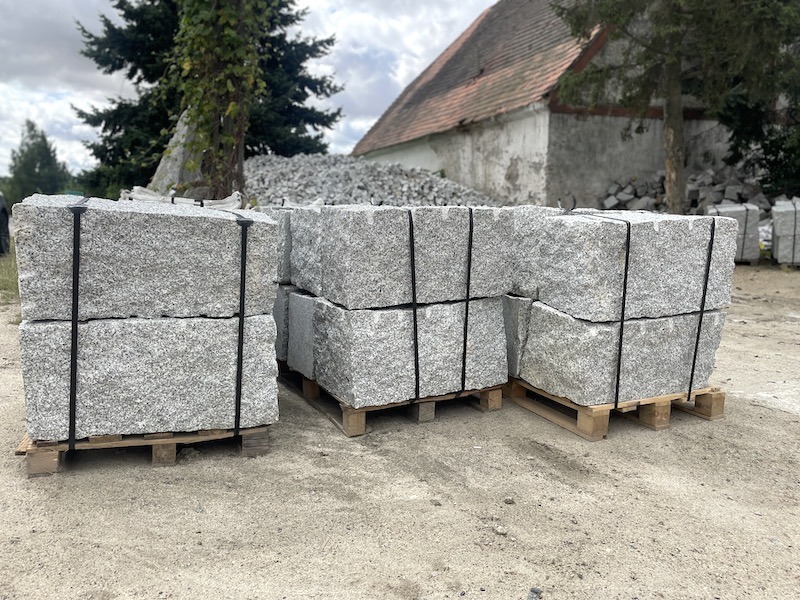 Granitblöcke im Einsatz